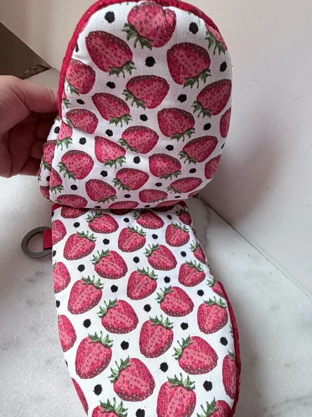 Cuisinart Strawberry kitchen Mitt - White & red